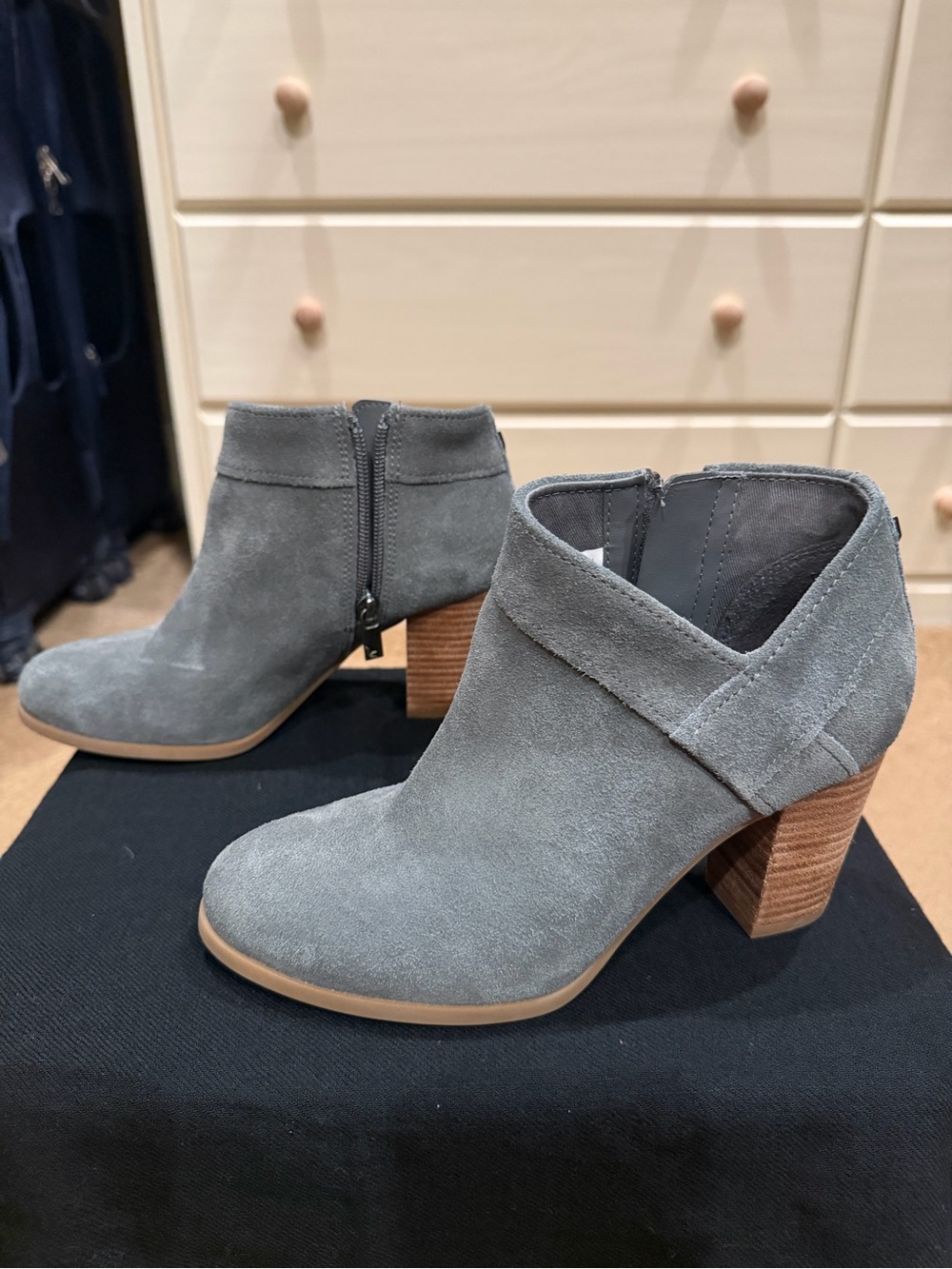 Koolaburra by UGG Amalea Stone Grey Suede Ankle Booties Size 6.5